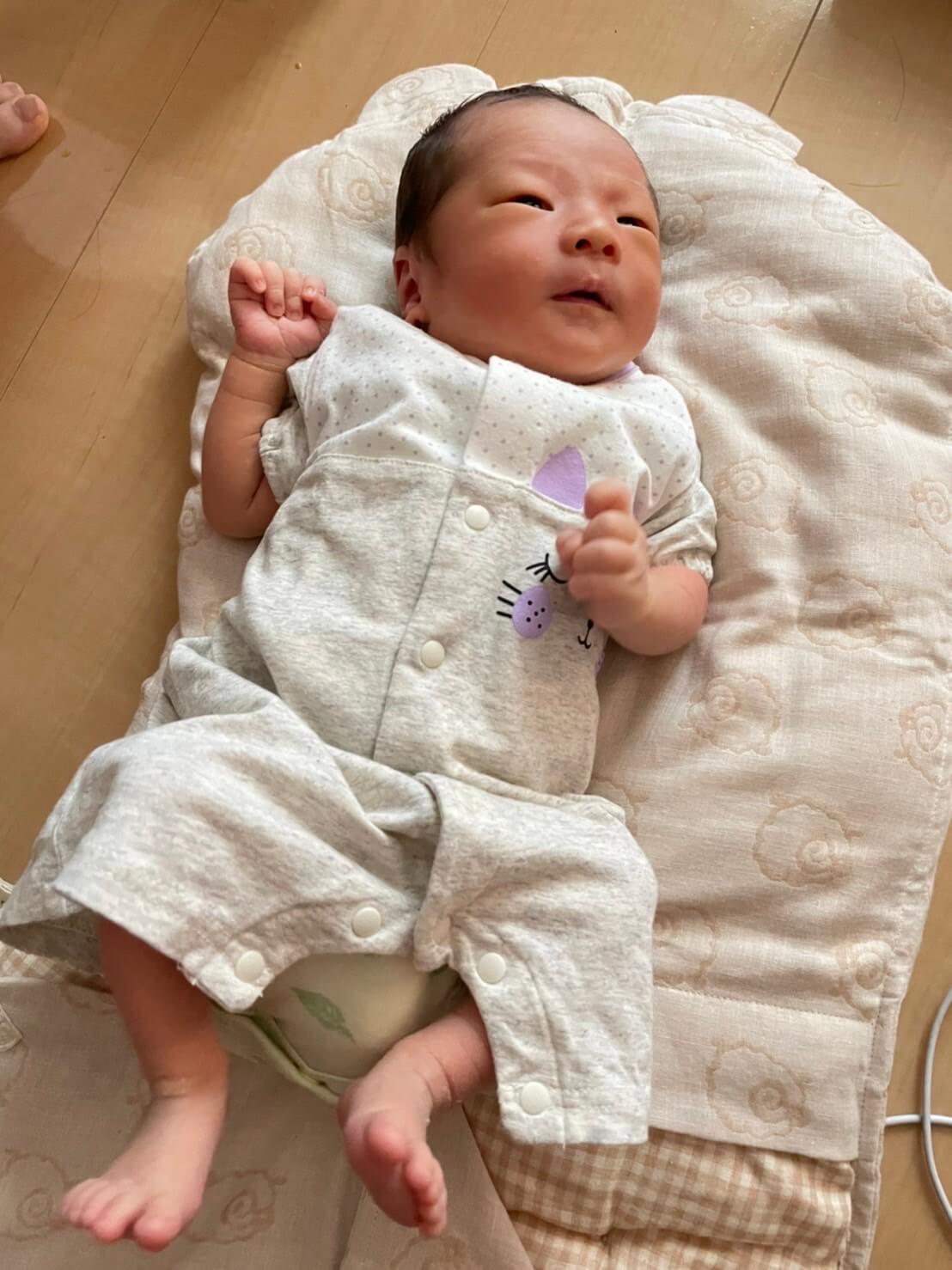 トッポンチーノで抱かれている赤ちゃん_お客様から頂いた写真2